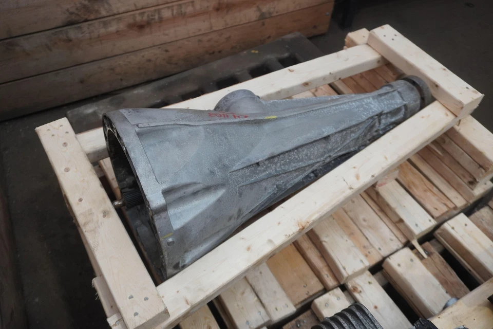 Conjunto de eje de carcasa de campana de transmisión 269701 OEM Ferrari California 2008-14 Foto 1 de 4