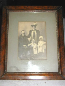 ANTIQUE USA FAMILY COUNTRY HOME ART PHOTO WOOD FRAME MAN LADY FUR HAT DRESS BABY - Picture 1 of 5