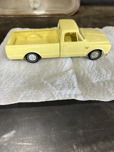 1968 CHEVROLET FLEETSIDE PICKUP 1/25 scale - PROMO , YELLOW - Picture 1 of 11