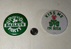 Lot vintage de deux boutons vintage pour la Saint-Patrick Kiss Me I'm Irish & Baileys 3-3 1/4"
