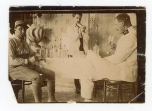 PHOTO vintage print snapshot, 2 militaires cocktail barman colonie militaria - Picture 1 of 2