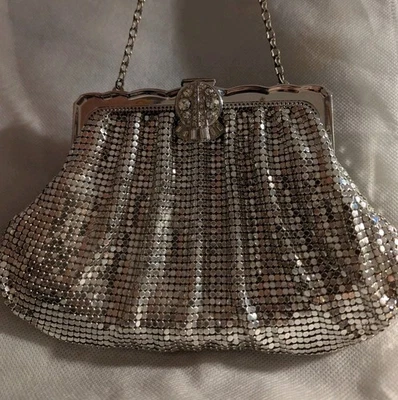 Whiting and Davis 银色网眼晚装包,水钻扣链带 — 第 1/4 张图片