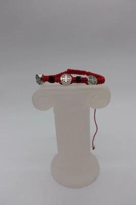 Pulseira ajustável St Benito medalha cubo de gema corda vermelha macramê  - Imagem 1 de 4