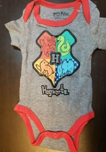 UNISEX INFANT HARRY POTTER HOGWARTS CREST GRAY RED SIZE 3-6 MONTHS BODYSUIT - Picture 1 of 12