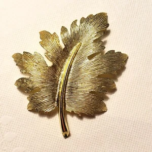 Vintage Signed EMMONS Gold Tone Textured Leaf Brooch Pin 2.5" x 2.5" - Picture 1 of 8