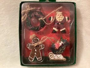 Mini Weihnachtsschmuck ~ 4er Set ~ Resin ~ Weihnachtskranz Lebkuchenschlitten - Bild 1 von 8