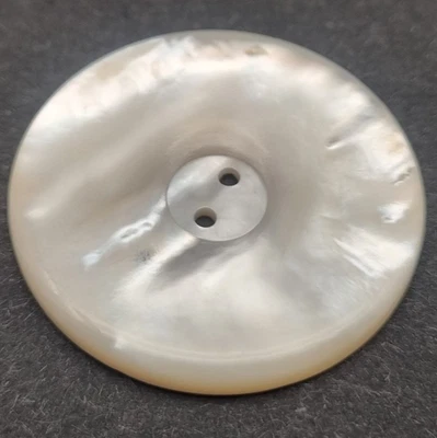 Weißer Perlmutt 2-Loch-Knopf 20-34 mm Fadenteller / Mother-of-Pearl Button E73 - Bild 1 von 2
