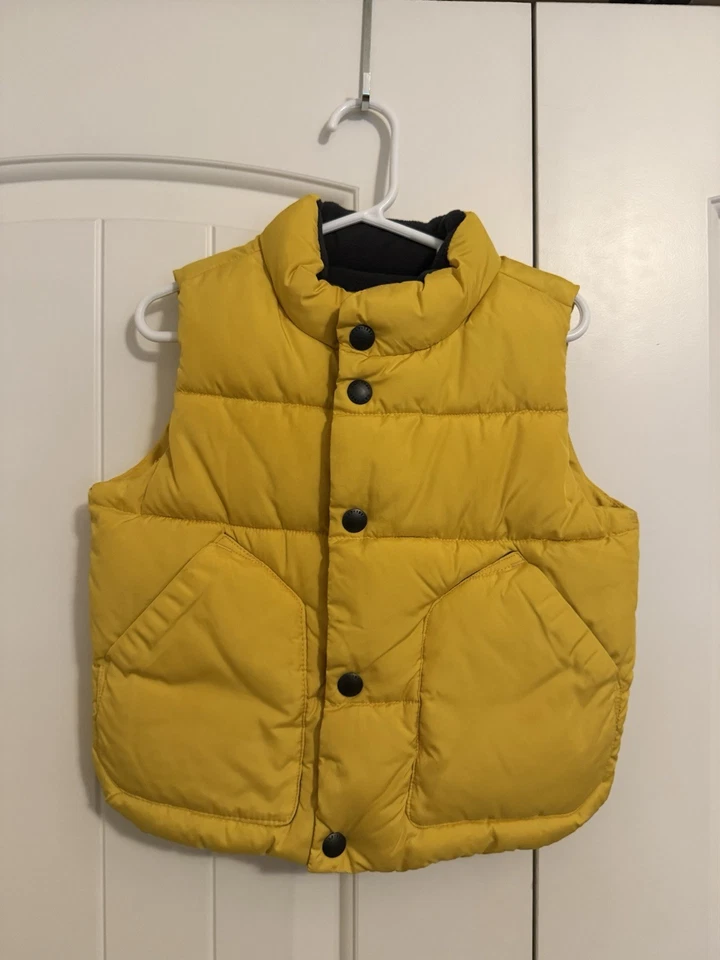 Chaleco acolchado acolchado forrado de lana amarillo talla 2 años (2T) GAP para niños pequeños Foto 1 de 4