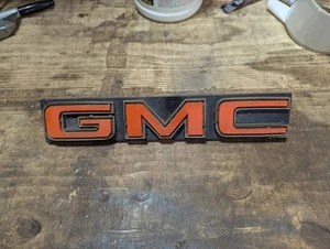 Emblema de parrilla delantera GMC Sierra Truck Suburban Jimmy 1975-1976 fabricante de equipos originales - Imagen 1 de 7