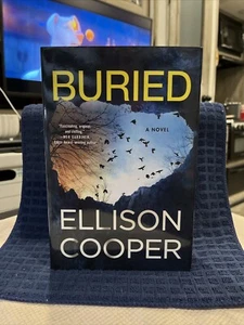 Buried by Ellison Cooper 2019 ERSTE AUSGABE Hardcover - Bild 1 von 4