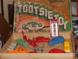 TOOTSIETOY MOTORS #7200 ANNI 50 BOX SET PLAYSET X8 AUTO/CAMION X1 AEREO - Foto 1 di 4