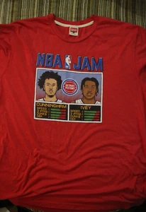 T-Shirt NBA Jam Hommage Detroit Kolben Cunningham Ivey rot 2XL - Bild 1 von 5