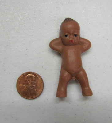 Muñeca Kewpie bebé afroamericana de plástico duro vintage MANOS DETRÁS DE LA CABEZA 2,25" Foto 1 de 3