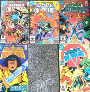 BATMAN AND THE OUTSIDERS. NUMBER'S 7 9-12. (5 ISSUE 1984 LOT). DC COMICS. - Picture 1 of 21