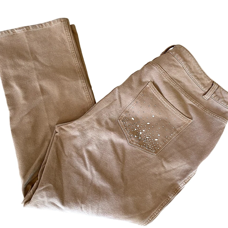 Pantalones cortos para mujer Quacker Factory DreamJeannes adornados en camel 18 W Foto 1 de 4