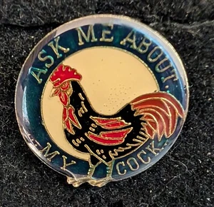 Vintage Emaille "Frag mich nach meinem Schwanz (Hahn)" Hutnadel Größe 1" Durchmesser - Bild 1 von 1