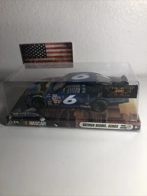 2005 Hot Wheels, Mark Martin #6 Pfizer Batman Begins Series 400 1:24 - Image 1 of 4