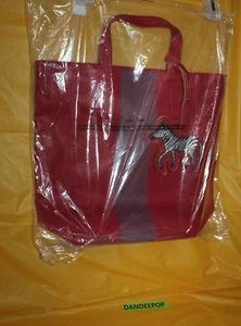 Bolso de hombro Saks Fifth Avenue rojo con rayas vinilo y etiqueta cebra - Imagen 1 de 7