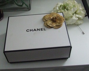 chanel gift box with 4 bolsas