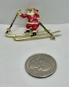 Broche Vintage Mid Century Mod 3D Papá Noel en Esquís Esmaltado Tono Dorado marcado B.J. - Imagen 1 de 8
