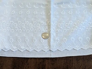 2 Yds/44" 100% Baumwolle WEISS Mach Embr ÖSEN mit Einzelrand Hergestellt in Indien, NEU - Bild 1 von 5