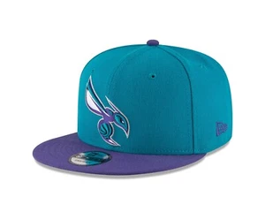 New Era Hombres NBA CHARLOTTE HORNETS 950 SNAPBACK 'EN LA CANCHA' - Imagen 1 de 4