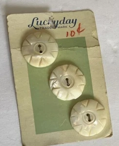 Juego de 3 botones de perlas talladas vintage LuckyDay en cartón - Imagen 1 de 5