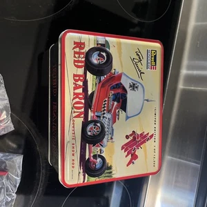 Revell Monogram Tom Daniel Red Baron Show Rod Modello in latta #85-4110 - 1997 - Nuovo - Foto 1 di 11