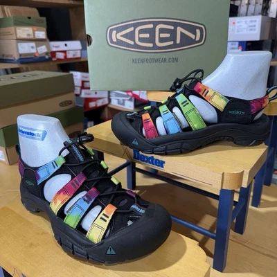 Sandalias para mujer KEEN Newport H2 talla 7 EE. UU. arco iris tie dye deportes acuáticos senderismo NUEVAS Foto 1 de 4