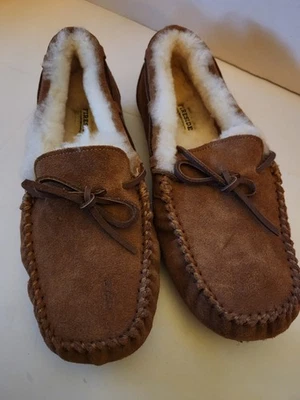 Тапочки мужские Fireside Dearfoam Shearling Victor каштановые замшевые мокасины 10 - Изображение 1 из 4