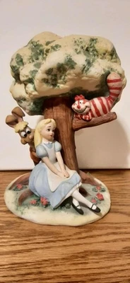 Porcelana de colección Walt Disney Productions "Alicia bajo un árbol con gato Cheshire" Foto 1 de 4