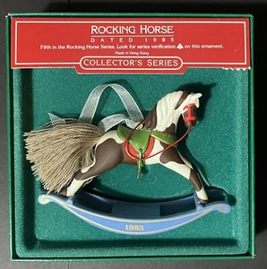 Hallmark Keepsake Decorazione Natalizia 1985 Cavallo a Dondolo #5 Nella Serie - Foto 1 di 5