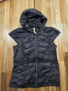 Lululemon Frühling Fling Puffy Weste Puffer Camo schwarz Reißverschluss Kapuze Gr. 10 - Bild 1 von 6
