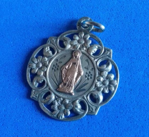 Ancienne Médaille de Communion Ste Vierge Fleurs Lys en Argent réhaussé d'Or - Foto 1 di 2