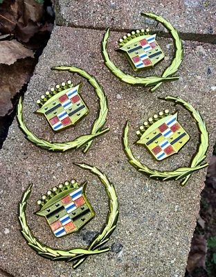 Cadillac Fleetwood años 70-80 tracción trasera *ORO* Juego de 8 emblemas de cubierta de rueda de alambre Foto 1 de 4