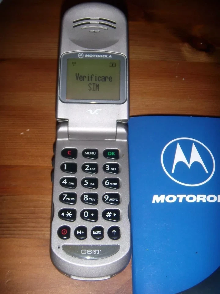 MOTOROLA V3688 GSM SILVER STARTAC DATTERO ORIGINALE UNLOCKED + ACCESSORI - Immagine 1 di 1
