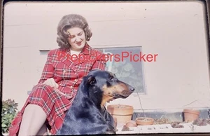 Foto original vintage diapositiva atractiva mujer con perro Doberman Pinscher 1967 - Imagen 1 de 1