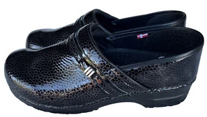 Zuecos antideslizantes con estampado de reptil Sanita talla 43 negros patentados (S001) - Imagen 1 de 12