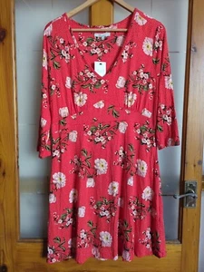 BNWT Peacocks Size 16 Red Floral Print V-Neck 3/4 Sleeve Dress - Picture 1 of 4