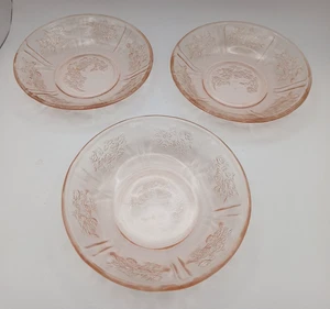 Drei rosa Beerenschalen aus Glas mit Depression und Kohlrosenmuster - Bild 1 von 4
