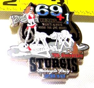 2010 STURGIS 69 + 1 HARLEY DAVIDSON STURGIS SKELETONS 69 LOGO GILET SPILLA VHTF - Foto 1 di 3