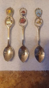  Unmarkierte geätzte Souvenir Löffel mit Charms Lot (3 Stck.) Indiana Arkanas Kentucky  - Bild 1 von 5