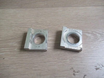 YZ 125 YAMAHA *2000 YZ 125 2000 BLOQUES DE AJUSTE DE CADENA DE TRANSMISIÓN TRASERA Foto 1 de 4