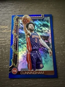 Pistones Topps Holiday Cade Cunningham azul metálico brillo #H32 2025-26 - Imagen 1 de 2