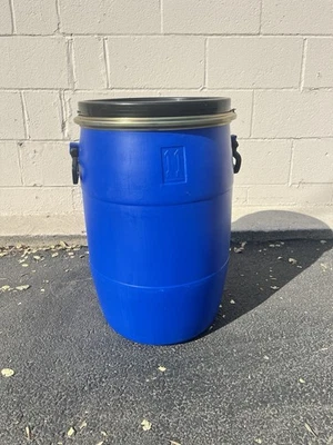 Barril de plástico azul de grado alimenticio de 15 galones Foto 1 de 4