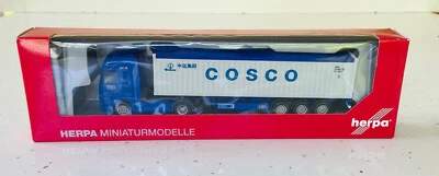 Herpa 154765 MERCEDES BENZ ACTROS V8 CTD CONTAINER TPT + COSCO OPEN TOP 40' BOX - Image 1 of 4