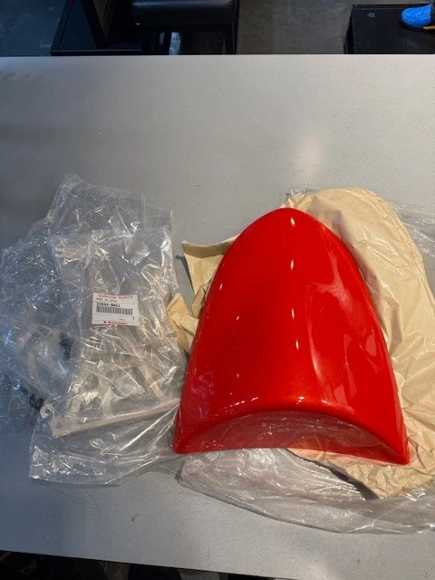 KIT CAPÓ ASIENTO ROJO KAWASAKI NUEVO DE LOTE / OEM# 99996-1348-724 / 2005-06 ZX6R, 06-07 ZX10 Foto 1 de 1
