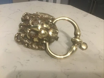 A QUALITY ANTIQUE EDWARDIAN BRASS ,LION’S HEAD DOOR KNOCKER CIRCA-1910. - Image 1 of 4