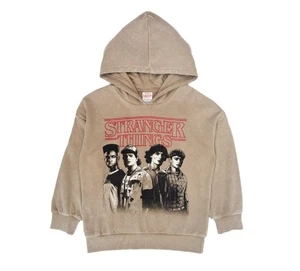 Stranger Things hellbrauner Hoodie Spell Out Cast Retro Foto hellbraun Jungen Gr. S (6/7) - Bild 1 von 1