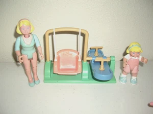 T31 Fisher Price Loving Family Juego Patio Trasero Columpio Teeter Totter con 2 Muñecas - Imagen 1 de 8